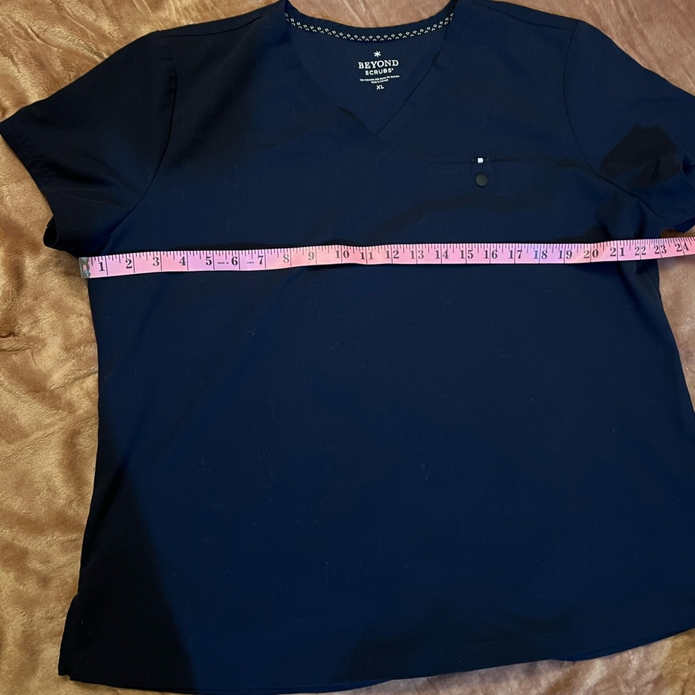 EUC Beyond Scrubs Single Pocket Top - Picture 2 of 3